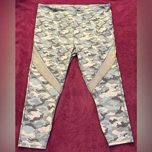 Fabletics Light Pink,Dark and Light Gray Camo Capri Pants, Size:XL